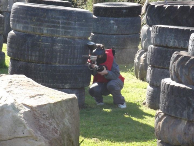 entre las columnas de neumaticos.jpg
